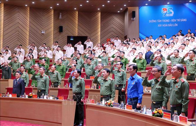 Các đại biểu thực hiện nghi Lễ chào cờ. Ảnh: Phạm Kiên - TTXVN