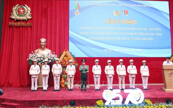 Thượng tướng Lê Quốc Hùng, Ủy viên Trung ương Đảng, Thứ trưởng Bộ Công an trao Bằng khen của Bộ trưởng cho các tập thể có thành tích xuất sắc. Ảnh: Phạm Kiên - TTXVN