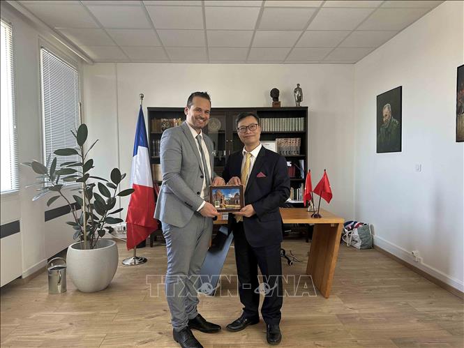 Đại sứ Trịnh Đức Hải tặng quà tới Nghị sĩ Jérémy Bacchi nhân chuyến thăm tới Marseilles.  Ảnh: Ngọc Hiệp (Pv TTXVN tại Pháp)