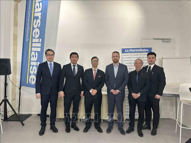 Chủ tịch Báo La Marseillaise Léo Purguette tiếp đón Đại sứ Trịnh Đức Hải cùng đoàn công tác tại trụ sở của Báo. Ảnh: Ngọc Hiệp (Pv TTXVN tại Pháp)