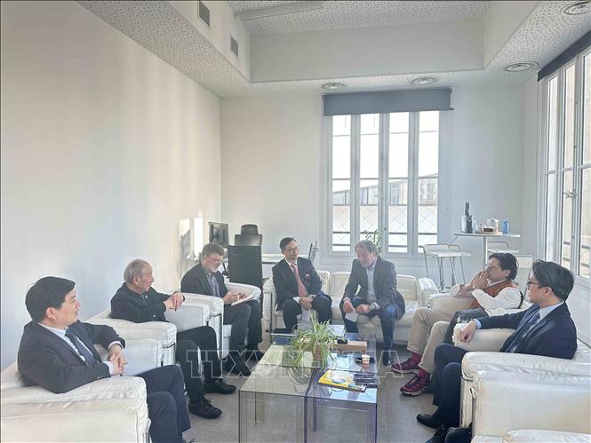  Đoàn công tác Đại sứ quán Việt Nam tại Pháp tới thăm làm việc với Phòng Thương mại và Công nghiệp Aix-Marseille-Provence (CCI). Ảnh: Ngọc Hiệp (Pv TTXVN tại Pháp)