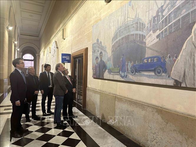 Ông Thierry Modica, Đại diện CCI giới thiệu với Đại sứ về tiềm năng hợp tác thương mại của vùng, tại trụ sở của CCI. Ảnh: Ngọc Hiệp (Pv TTXVN tại Pháp)