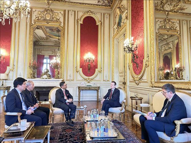 Tỉnh trưởng Bouches-du-Rhône Jacques Witkowski tiếp Đại sứ Việt Nam tới thăm làm việc tại địa phương. Ảnh: Ngọc Hiệp (Pv TTXVN tại Pháp)