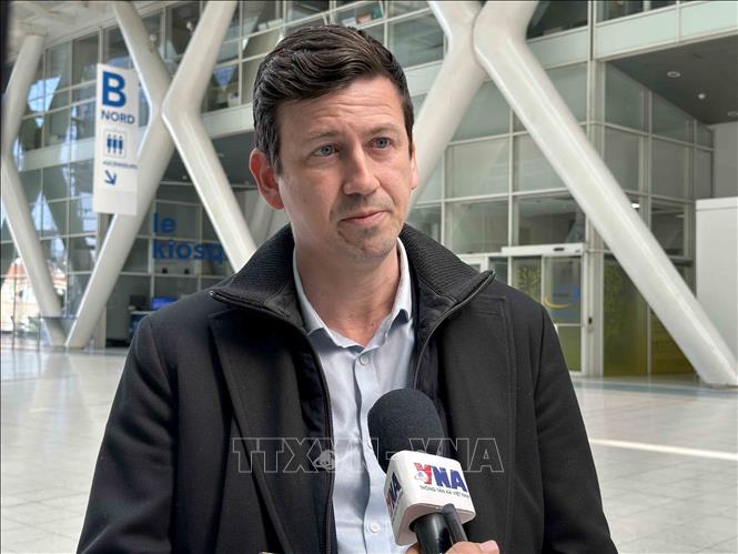 Ông Vincent Goyet, Ủy viên Hội đồng tỉnh phụ trách quan hệ quốc tế, giới thiệu với phóng viên TTXVN tại Pháp về tiềm năng phát triển hợp tác của vùng. Ảnh: Ngọc Hiệp (Pv TTXVN tại Pháp)