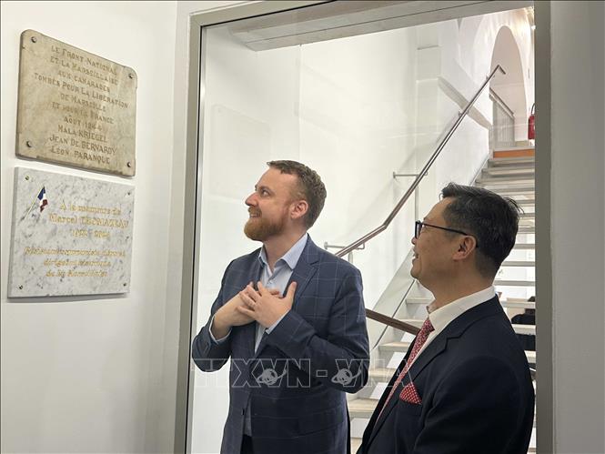 Chủ tịch Báo La Marseillaise Léo Purguette (trái) giới thiệu về giá trị truyền thống và mối quan hệ gắn bó với Việt Nam. Ảnh: Ngọc Hiệp (Pv TTXVN tại Pháp)