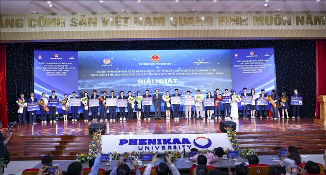 Thứ trưởng Thường trực Bộ Giáo dục và Đào tạo Phạm Ngọc Thưởng trao giải Nhất cho các học sinh đạt giải. Ảnh: Thanh Tùng - TTXVN 