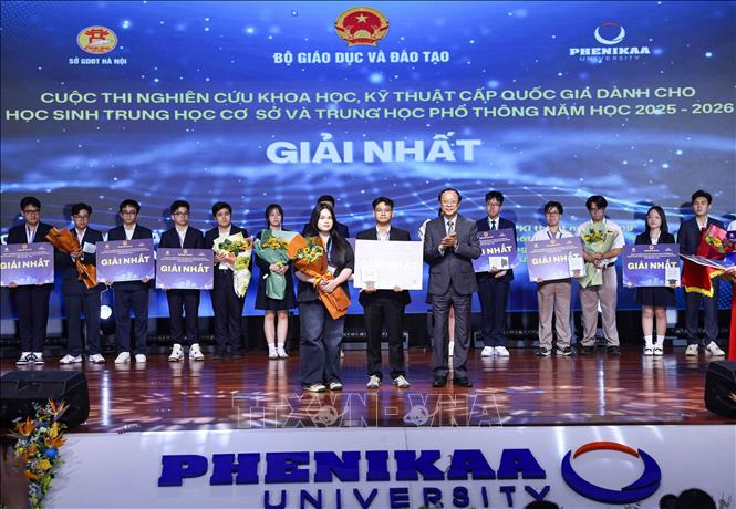 Thứ trưởng Thường trực Bộ Giáo dục và Đào tạo Phạm Ngọc Thưởng trao giải Nhất cho các học sinh đạt giải. Ảnh: Thanh Tùng - TTXVN 