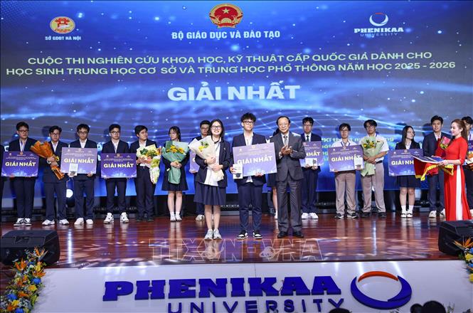Thứ trưởng Thường trực Bộ Giáo dục và Đào tạo Phạm Ngọc Thưởng trao giải Nhất cho các học sinh đạt giải. Ảnh: Thanh Tùng - TTXVN 