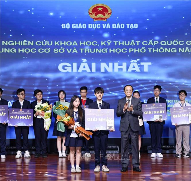 Thứ trưởng Thường trực Bộ Giáo dục và Đào tạo Phạm Ngọc Thưởng trao giải Nhất cho các học sinh đạt giải. Ảnh: Thanh Tùng - TTXVN 