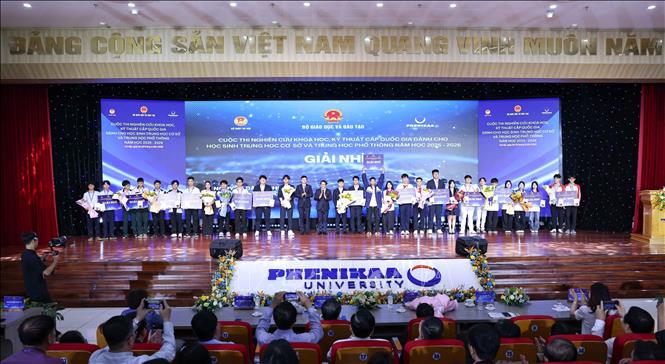 Ban tổ chức trao giải Nhì cho các học sinh đạt giải. Ảnh: Thanh Tùng - TTXVN 