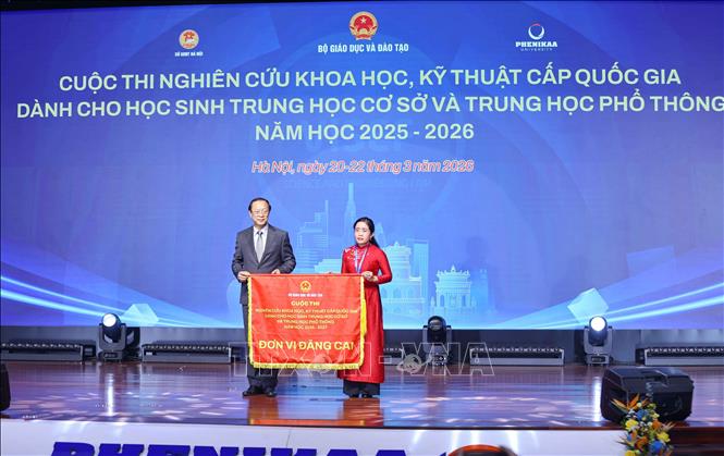 Trao cờ đăng cai năm tiếp theo cho Sở Giáo dục và Đào tạo tỉnh Đắk Lắk. Ảnh: Thanh Tùng - TTXVN 