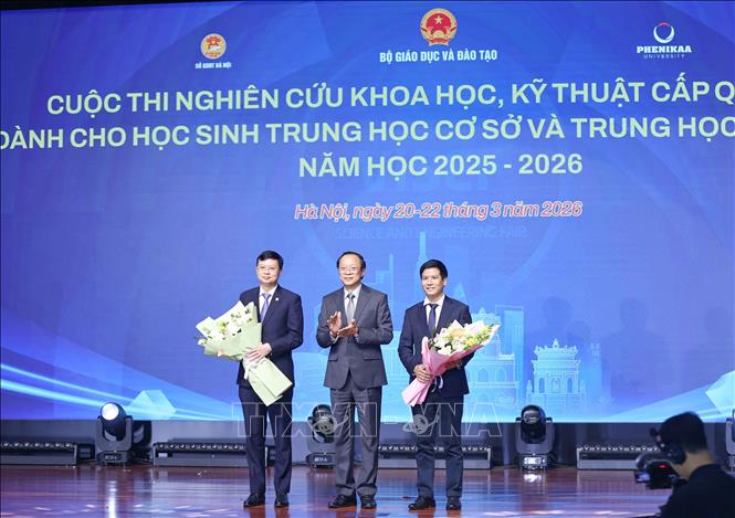 Tặng hoa tri ân các đơn vị đăng cai sự kiện. Ảnh: Thanh Tùng - TTXVN 