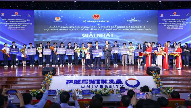 Thứ trưởng Thường trực Bộ Giáo dục và Đào tạo Phạm Ngọc Thưởng trao giải Nhất cho các học sinh đạt giải. Ảnh: Thanh Tùng - TTXVN 
