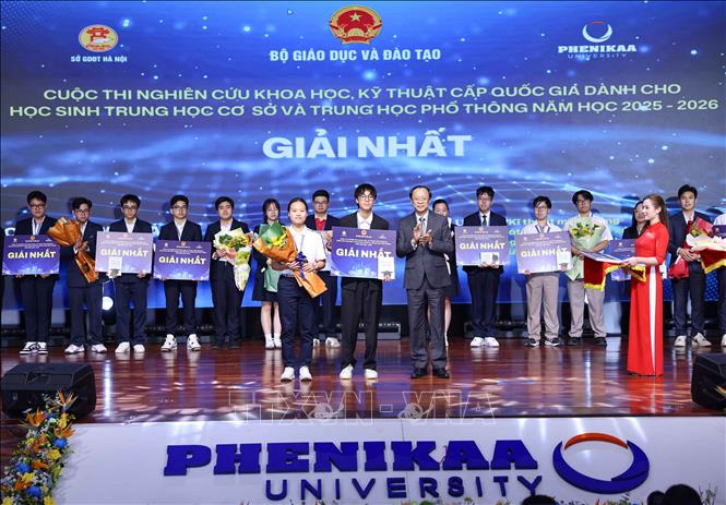 Thứ trưởng Thường trực Bộ Giáo dục và Đào tạo Phạm Ngọc Thưởng trao giải Nhất cho các học sinh đạt giải. Ảnh: Thanh Tùng - TTXVN 