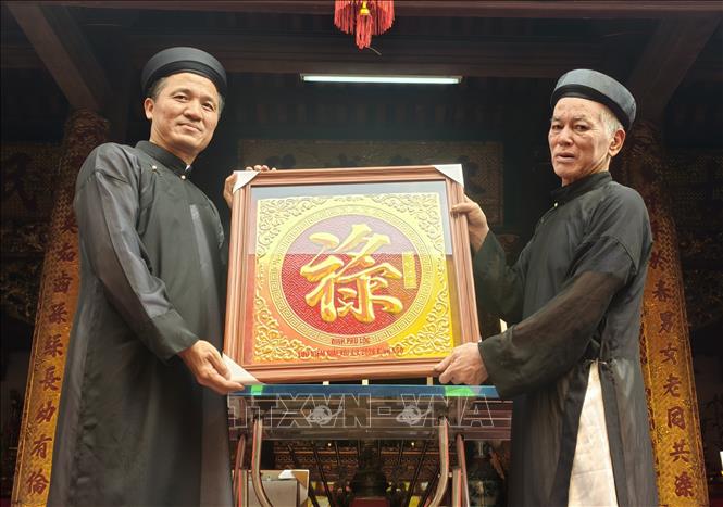 Ban tổ chức trao giải cho những người được giải xôi, gà. Ảnh: Thái Hùng - TTXVN