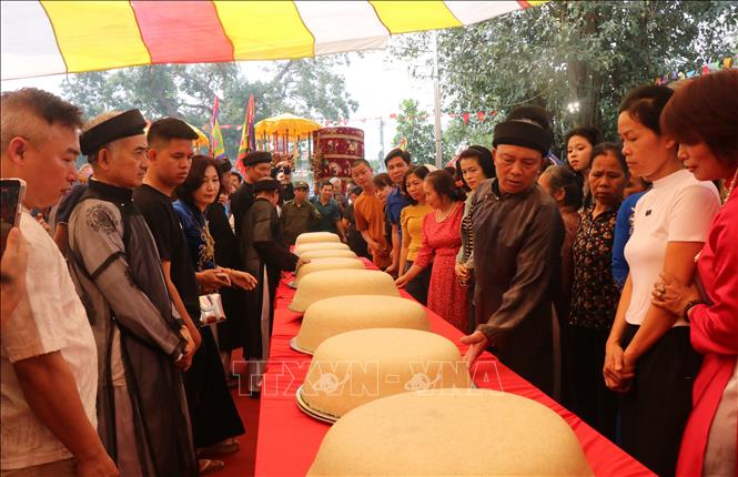 Mâm xôi khi đem ra đình không được cho muối, chỉ có nếp trắng và nước trong, nhưng khi đồ lên vẫn đậm đà, dẻo thơm. Đặc biệt, dù xôi đã được nấu sớm, trước 7 giờ sáng phải mang ra đình nhưng đến trưa khi thụ lộc, xôi vẫn còn ấm, dẻo, nhất là vẫn giữ được hình tròn, đều, màu trắng trong không bị rạn, nứt…Ảnh: Thái Hùng - TTXVN