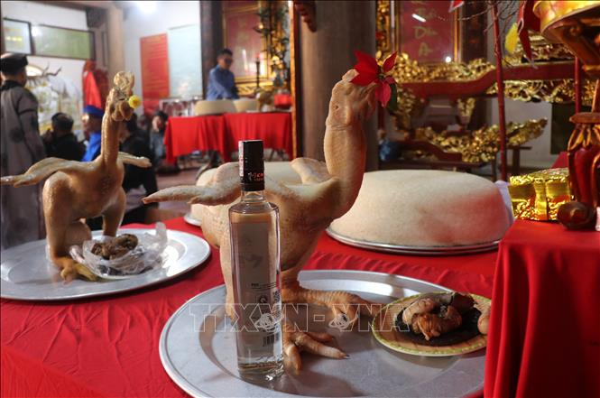 Lễ hội xôi - gà nhập đình cho người bước vào tuổi 50 ở khu phố Nghi Khúc, mỗi người ra trình làng sẽ dâng lễ gồm mâm xôi, gà trống. Ảnh: Thái Hùng - TTXVN