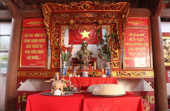 Xôi và gà được mang ra đình làng làm lễ rồi được các 