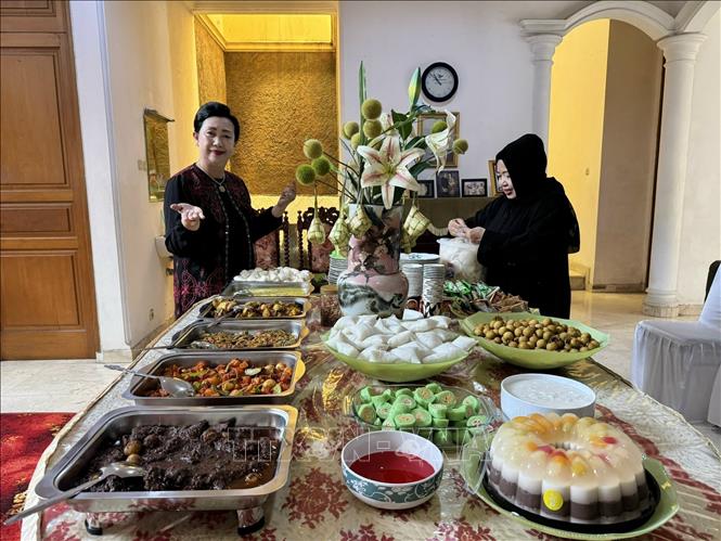 Bà Mercy tự tay nấu các món ăn truyền thống đặc biệt dành cho dịp lễ Lebaran. Ảnh: Đỗ Quyên – PV TTXVN tại Indonesia