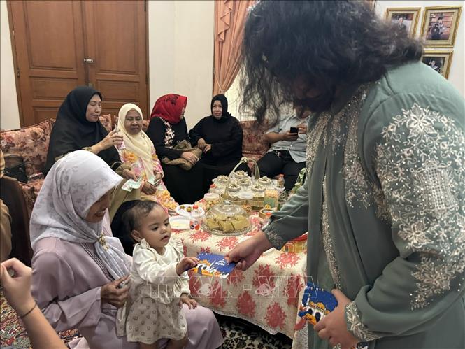 Trẻ em được tặng những đồng tiền mới để mang lại sự may mắn. Ảnh: Đỗ Quyên – PV TTXVN tại Indonesia