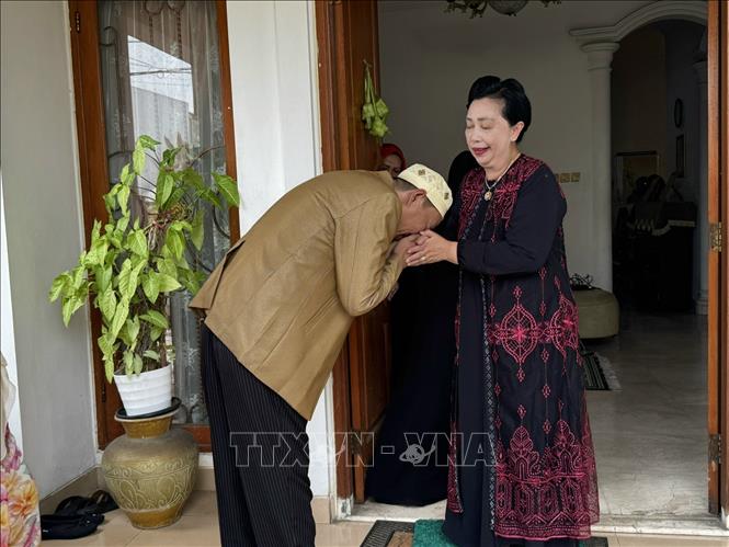 Nghi thức chào người lớn tuổi hơn, thể hiện sự kính trọng và xin lỗi. Ảnh: Đỗ Quyên – PV TTXVN tại Indonesia