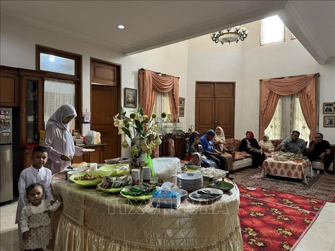 Căn nhà trở nên ấm áp trong dịp đoàn viên Lebaran. Ảnh: Đỗ Quyên – PV TTXVN tại Indonesia