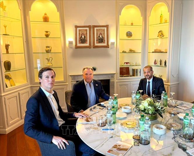 Các đặc phái viên Mỹ, gồm ông Steve Witkoff (giữa) và ông Jared Kushner (trái), đang tham gia xây dựng các điều khoản ban đầu cho một thỏa thuận tiềm năng. Ảnh: THX/TTXVN