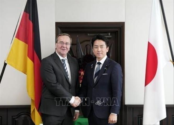 Bộ trưởng Quốc phòng Nhật Bản Shinjiro Koizumi (phải) và người đồng cấp Đức Boris Pistorius tại cuộc gặp ở căn cứ hải quân Yokosuka, tỉnh Kanagawa ngày 22/3/2026. Ảnh: Kyodo/TTXVN