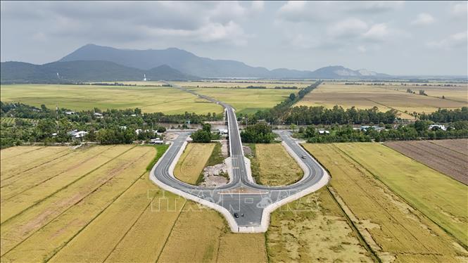 Đường dẫn từ đường tỉnh 941 ra vào tuyến tránh Tri Tôn, tỉnh An Giang. Ảnh: Thanh Sang-TTXVN