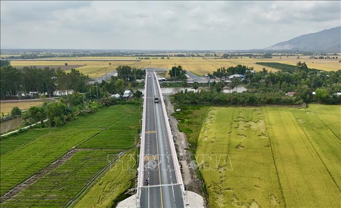 Cầu Cây Me 2 dài gần 500m là một trong những hạng mục quan trọng trên tuyến tránh Tri Tôn. Ảnh: Thanh Sang-TTXVN