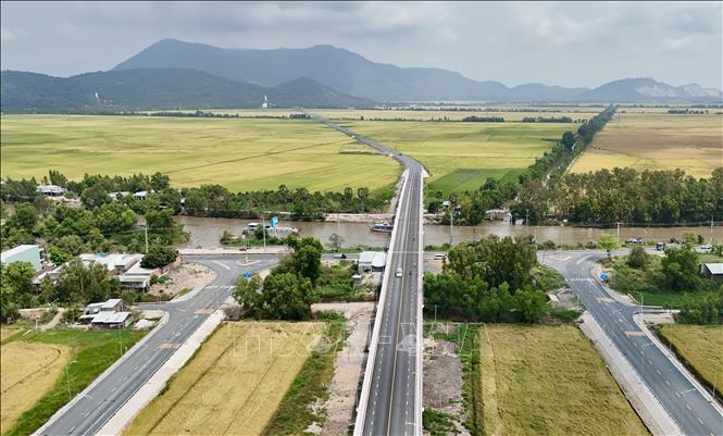 Đường dẫn từ đường tỉnh 941 ra vào tuyến tránh Tri Tôn, tỉnh An Giang. Ảnh: Thanh Sang-TTXVN