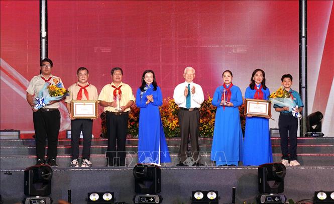 Ban tổ chức trao Giải thưởng Hồ Hảo Hớn năm 2026 cho “Khối sáng kiến, mô hình, giải pháp giáo dục, đồng hành, chăm lo và phát huy đội viên, thiếu nhi”. Ảnh: Trung Tuyến - TTXVN 
