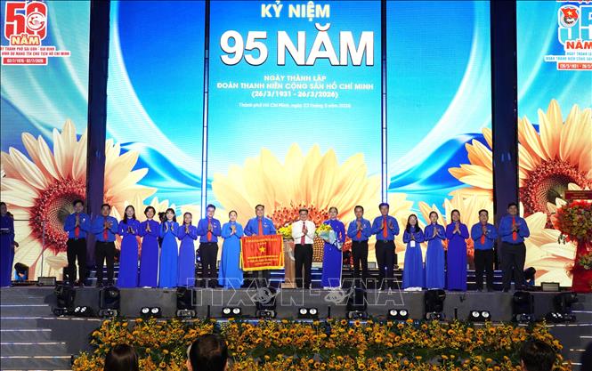 Ban Thường vụ Thành đoàn TP. Hồ Chí Minh đón nhận cờ truyền thống của UBND TP. Hồ Chí Minh. Ảnh: Trung Tuyến - TTXVN 