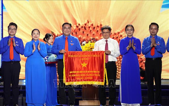 Ban Thường vụ Thành đoàn TP. Hồ Chí Minh đón nhận cờ truyền thống của UBND TP. Hồ Chí Minh. Ảnh: Trung Tuyến - TTXVN 