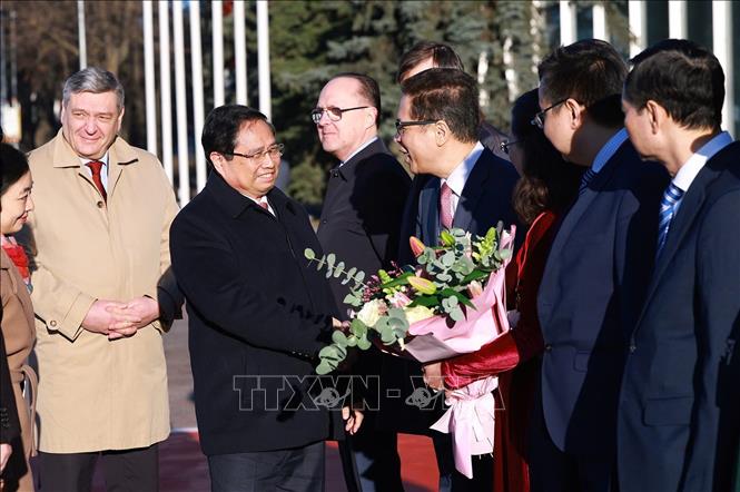 Đại sứ Việt Nam tại LB Nga Đặng Minh Khôi và cán bộ, nhân viên Đại sứ quán, cùng đại diện cộng đồng người Việt Nam tại Nga nhiệt liệt chào mừng Thủ tướng Phạm Minh Chính và đoàn Đại biểu cấp cao Việt Nam. Ảnh: Dương Giang - TTXVN 
