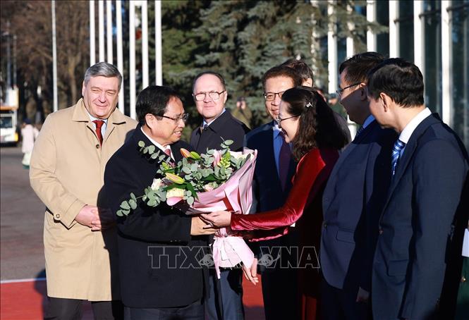 Đại sứ Việt Nam tại LB Nga Đặng Minh Khôi và cán bộ, nhân viên Đại sứ quán, cùng đại diện cộng đồng người Việt Nam tại Nga nhiệt liệt chào mừng Thủ tướng Phạm Minh Chính và đoàn Đại biểu cấp cao Việt Nam. Ảnh: Dương Giang - TTXVN 