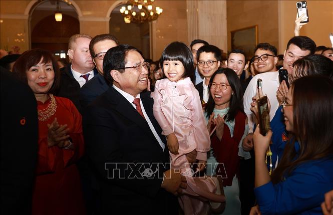 Cán bộ, nhân viên Đại sứ quán và cộng đồng người Việt Nam tại Liên bang Nga đón Thủ tướng Phạm Minh Chính sang thăm chính thức. Ảnh: Dương Giang - TTXVN