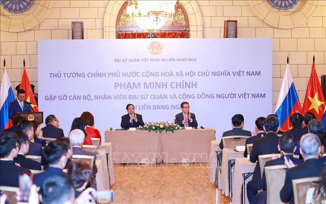Thủ tướng Phạm Minh Chính gặp gỡ cán bộ, nhân viên Đại sứ quán và cộng đồng người Việt Nam tại Liên bang Nga. Ảnh: Dương Giang-TTXVN
