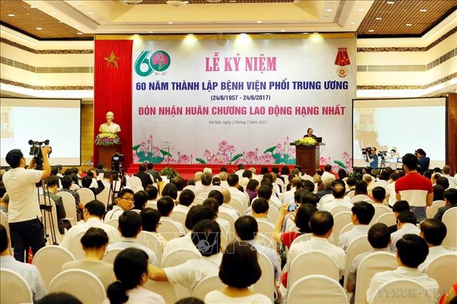 Sáng 2/7/2017, tại Hà Nội, Bệnh viện Phổi Trung ương (Bộ Y tế) tổ chức Lễ kỷ niệm 60 năm thành lập (24/6/1957 – 24/6/2017) và đón nhận Huân chương Lao động hạng Nhất. Ảnh: Dương Ngọc - TTXVN
