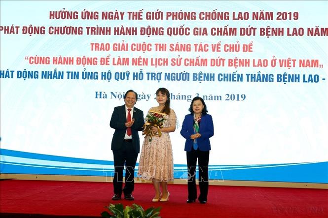 Sáng 23/3/2019, tại Hà Nội, Bệnh viện Phổi Trung ương phối hợp với Chương trình phòng, chống Lao Quốc gia tổ chức sự kiện Hưởng ứng Ngày Thế giới phòng, chống Lao 24/3 năm 2019, phát động chương trình hành động quốc gia chấm dứt bệnh lao năm 2030. Trong ảnhBan tổ chức trao giải Nhất cho tác phẩm truyền hình về chủ đề “Cùng hành động để làm nên lịch sử chấm dứt bệnh lao ở Việt Nam”. Ảnh: Dương Ngọc - TTXVN