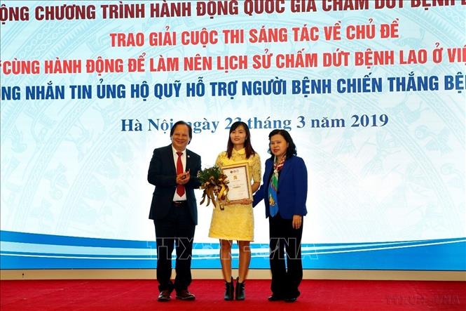Sáng 23/3/2019, tại Hà Nội, Bệnh viện Phổi Trung ương phối hợp với Chương trình phòng, chống Lao Quốc gia tổ chức sự kiện Hưởng ứng Ngày Thế giới phòng, chống Lao 24/3 năm 2019, phát động chương trình hành động quốc gia chấm dứt bệnh lao năm 2030. Trong ảnh: Ban tổ chức trao giải Nhất cho tác phẩm báo viết về chủ đề “Cùng hành động để làm nên lịch sử chấm dứt bệnh lao ở Việt Nam”. Ảnh: Dương Ngọc - TTXVN