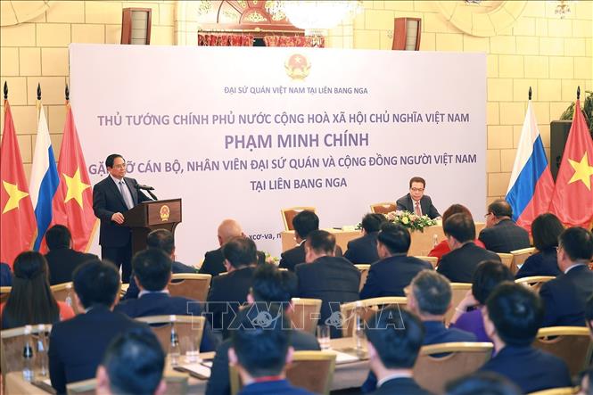 Thủ tướng Phạm Minh Chính gặp cán bộ, nhân viên Đại sứ quán và cộng đồng người Việt Nam tại Liên bang Nga. Ảnh: Dương Giang-TTXVN
