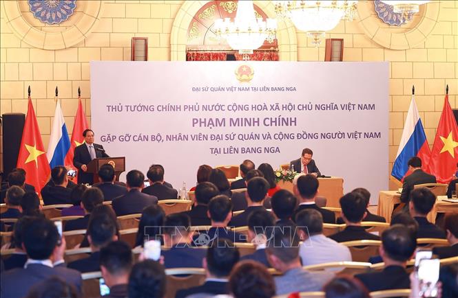 Thủ tướng Phạm Minh Chính gặp cán bộ, nhân viên Đại sứ quán và cộng đồng người Việt Nam tại Liên bang Nga. Ảnh: Dương Giang-TTXVN
