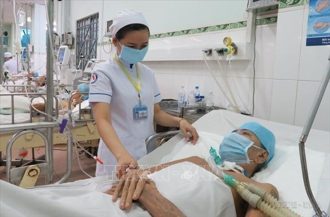 Điều dưỡng viên Bệnh viện Phạm Ngọc Thạch (TP. Hồ Chí Minh) chăm sóc bệnh nhân lao phổi. Ảnh: Đinh Hằng - TTXVN