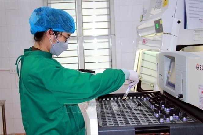 Nuôi cấy phát hiện vi khuẩn lao bằng máy nuôi cấy vi khuẩn Mgit Bactectại Bệnh viện Phổi Nam Định. Ảnh: Nguyễn Lành - TTXVN