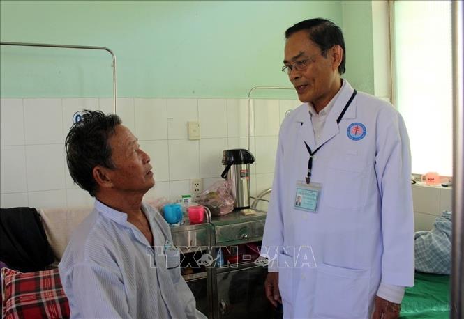 Bác sĩ Trần Ngọc Pháp (bên phải), Giám đốc Bệnh viện Phạm Ngọc Thạch Quảng Nam. Ông là người đi tiên phong trong việc áp dụng những phương pháp mới trong điều trị bệnh lao. Trong ảnh: Bác sĩ Trần Ngọc Pháp thăm hỏi, động viên bệnh nhân lao đang điều trị ở Bệnh viện Phạm Ngọc Thạch. Ảnh: Đỗ Trưởng - TTXVN