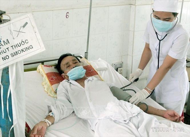 Bác sĩ khám, điều trị cho bệnh nhân lao tại Bệnh viện Lao và bệnh phổi Tiền Giang, trong đó tình trạng lao kháng thuốc có dấu hiệu ngày càng gia tăng. Ảnh: Dương Ngọc - TTXVN