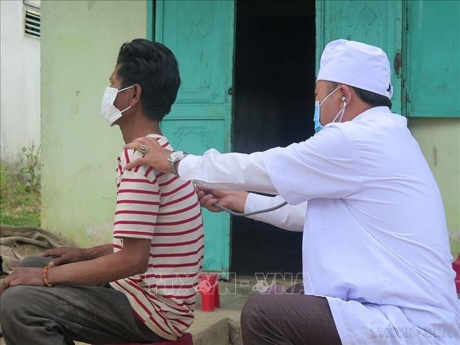 Bác sỹ thăm khám tại nhà bệnh nhân lao ở xã Đăk Blà, thành phố Kon Tum, tỉnh Kon Tum. Ảnh: Dư Toán - TTXVN