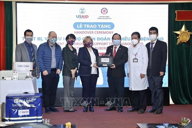 Giám đốc Cơ quan Phát triển Quốc tế Hoa Kỳ (USAID) Ann Marie Yastishock trao tặng thiết bị và thuốc điều trị bệnh lao cho Việt Nam. Ảnh: Minh Quyết - TTXVN