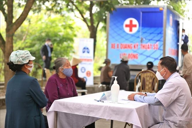 Bác sĩ Nguyễn Duy Lập khám, tư vấn cho người đến sàng lọc lao tại Trạm y tế Đông Sơn, huyện Đông Hưng, tỉnh Thái Bình. Ảnh: Minh Quyết -  TTXVN